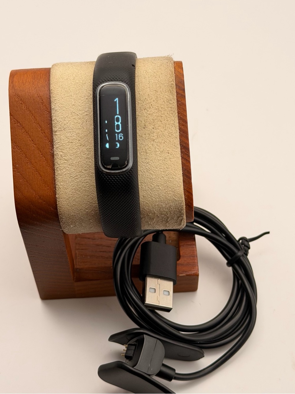 Garmin Vivosmart 4, Tested, Good, Charger Included, Black, screen protector